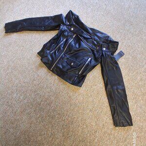 FOREVER 21 SHORT BLACK LEATHER JACKET